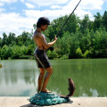 Niño de la escultura del muchacho de la decoración de la pesca del muchacho de la escultura